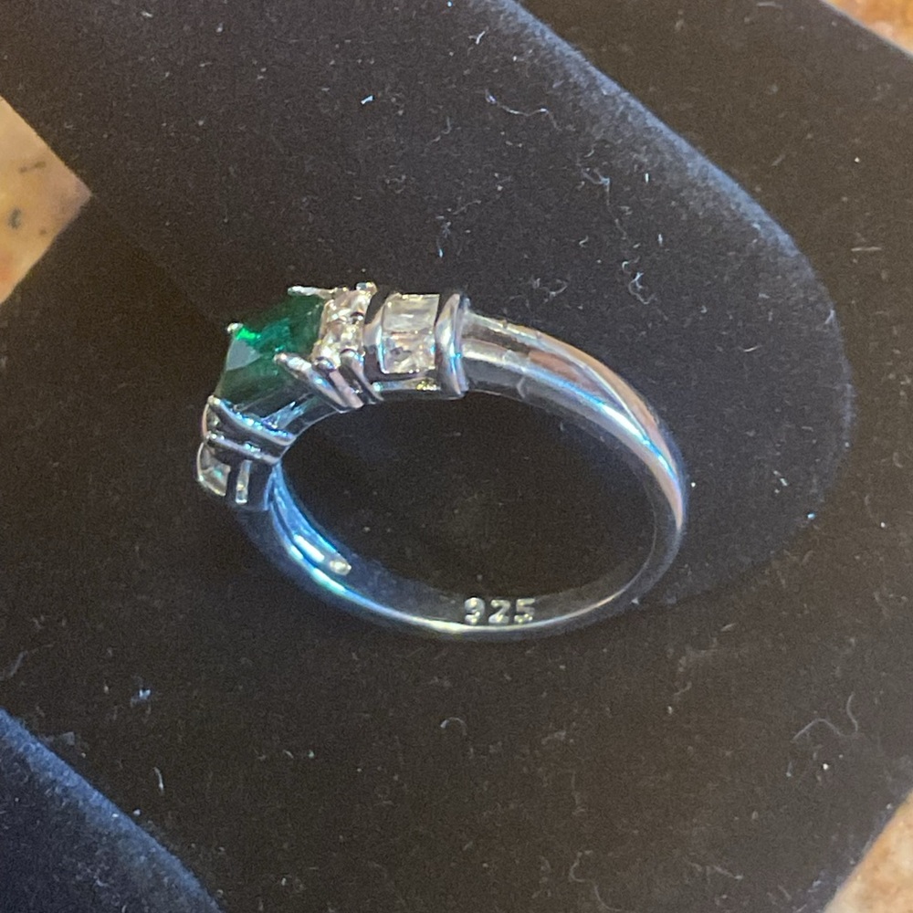 Emerald ring beautiful accent stones all securely set no missing gems size 7 - Picture 5 of 6
